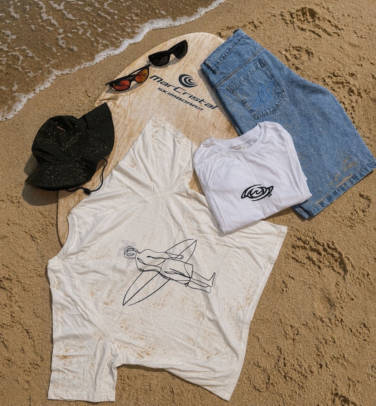 Sobre kloths. — flat lay en la playa